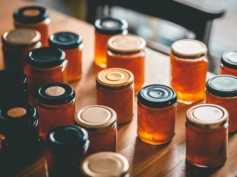 Des pots de confiture maison sur une table